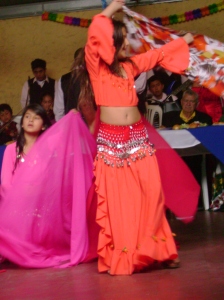 Las niñas desde pequeñas aprenden las danzas tradicionales.
