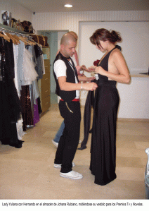 Lady Yuliana con Hernando en el almacén de Johana Rubiano, midiéndose un vestido para los premios Tv y novelas